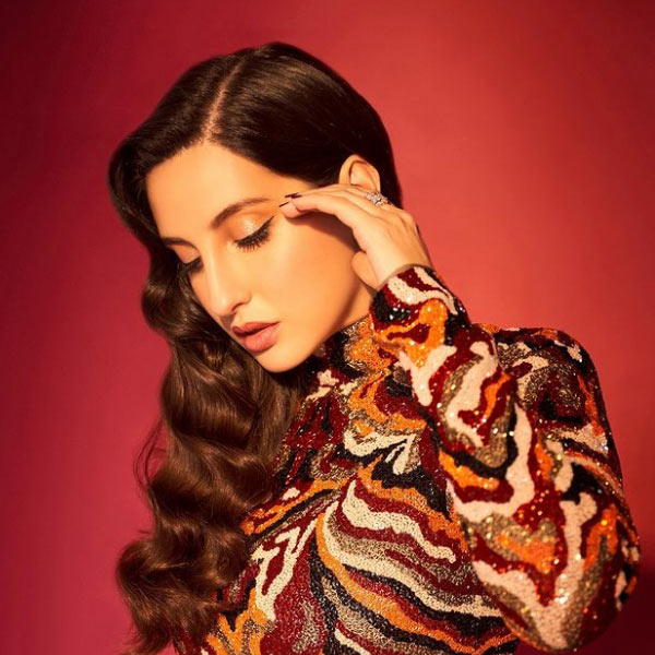 সাফল্যের সিঁড়িতে উঠতে উঠতে অবশেষে বিশ্বকাপের মঞ্চে পৌঁছে গিয়েছেন নোরা। পরিবারের আপত্তি, জন্মভূমি ছেড়ে চলে আসা— নিজের কেরিয়ারের জন্য ত্যাগও কম করেননি তিনি! বলিজগতের ‘আইটেম সং’-এর দুনিয়া একা হাতেই কাঁপিয়ে চলেছেন তিনি। নোরা যেন আধুনিক যুগের হেলেন। এক সময় হেলেনও এই জগৎ মাতিয়ে রাখতেন। তাঁর নাচের পারফরম্যান্সের ধারেকাছে পৌঁছনো খুব সোজা কথা ছিল না। এখন যেন সেই হেলেনের ভূমিকাতেই যেন রয়েছেন নোরা।