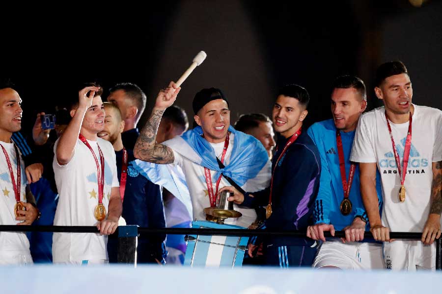 এক মাসের ‘যুদ্ধ’ শেষে দেশে ফিরেছেন নায়করা। বাঁশি-ভেঁপু বাজিয়ে শুরু হয় আনন্দ উদ্‌যাপন। বিভিন্ন বাদ্যযন্ত্রে বেজে ওঠে মিশ্র সুর।