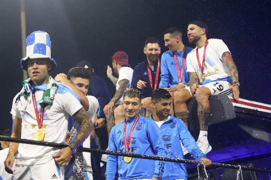 বিশ্বকাপজয়ী আর্জেন্টিনার ফুটবলাররা হুড খোলা বাসের ছাদে চেপে শহরের আরও ভিতরের দিকে এগিয়ে যেতেই উৎসব-মুখর হয়ে ওঠে সারা বুয়েনস আইরেস। নীল-সাদা পতাকায় ঢেকে যায় শহরের আকাশ।