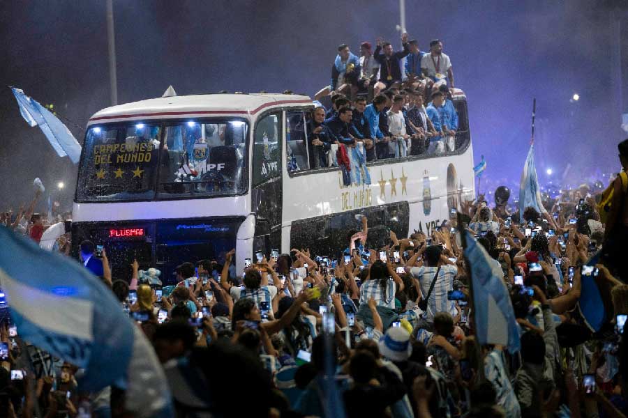 গায়ে-মুখে আর্জেন্টিনার পতাকা আঁকা মানুষের স্রোত হাঁটতে থাকে মেসিদের বাসের পাশে পাশে। শহরের বিভিন্ন জায়গায় দেশনায়কদের লক্ষ্য করে ছুড়ে দেওয়া হয় ফুল-মালা।