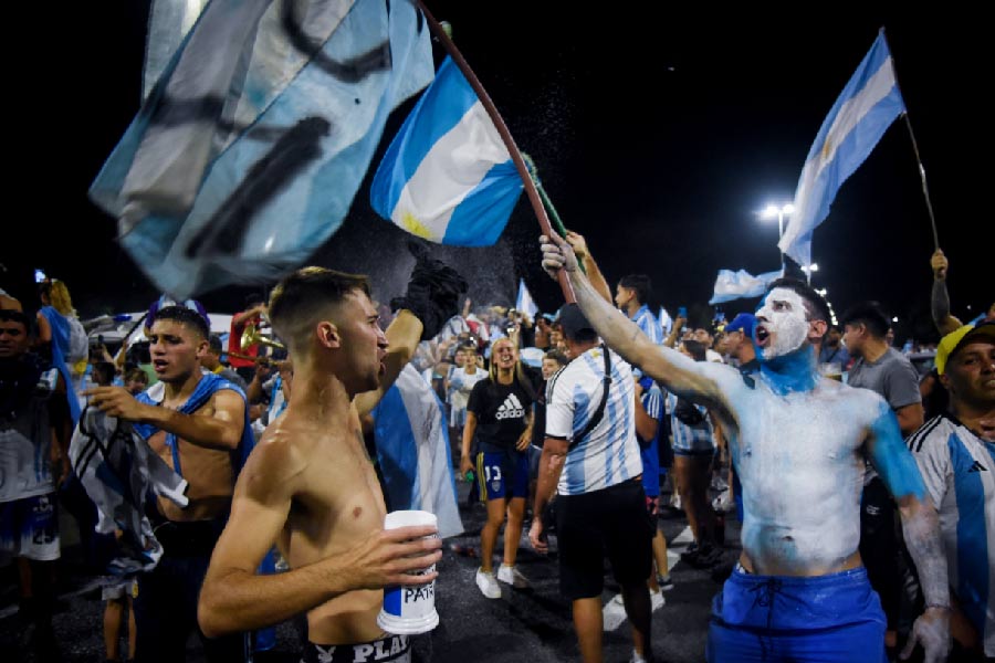 জায়গায় জায়গায় মাইকে চালানো হয় সে দেশের জাতীয় সঙ্গীত। নাচে-গানে-উন্মাদনায় ভরে যায় বুয়েনস আইরেসের রাস্তা। আকাশ ভরে গিয়েছিল রংবেরঙের আলো এবং নীল-সাদা আবিরে।