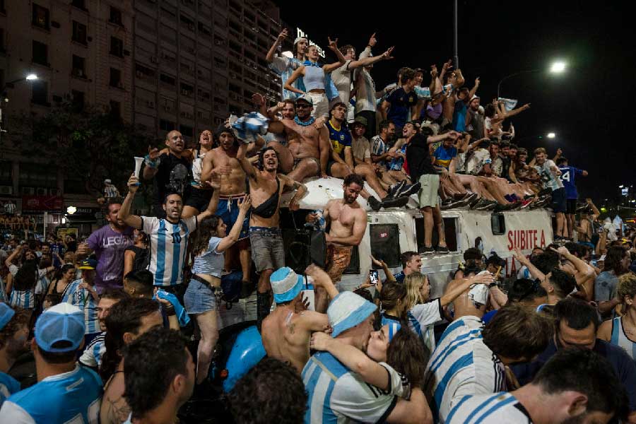 ওবেলিস্ক মিনারের কাছাকাছি এসে রাস্তায় মানুষের ভিড় আরও বাড়ে। উৎফুল্ল মানুষের ভিড়ে বেশ কিছু ক্ষণ একই জায়গায় থেমে গিয়েছিল মেসিদের বাস। তাঁদের বাস এবং ওবেলিস্ককে ঘিরে গোল করে নাচতে দেখা যায় অনুরাগীদের। আনন্দে জ্বলজ্বল করছিল দলকে অর্ভ্যথনা জানানো সাধারণ মানুষের চোখ।