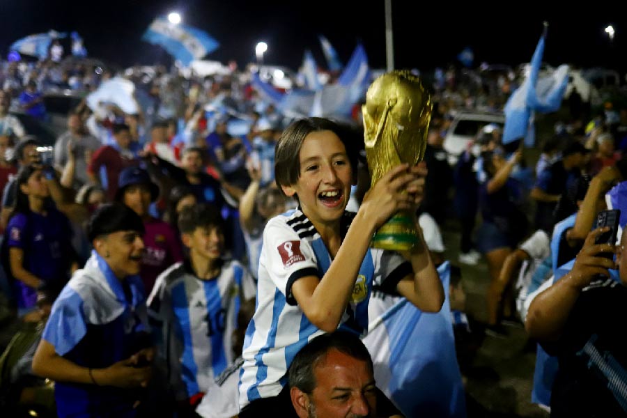 ১৯৮৬ সালের পর বিশ্বকাপ আবার ঘরে ফেরানোর জন্য দীর্ঘ ৩৬ বছর অপেক্ষা করেছে আর্জেন্টিনার মানুষ। বহু অপেক্ষার পর তাঁদের দেশ সফল। আর্জেন্টিনার জনগণের সবুরে মেওয়া ফলেছে। আর সেই জন্যই আর্জেন্টিনার ঘরে ঘরে আনন্দ-উচ্ছ্বাস-কোলাহল। তারই কিছুটা নেমে এসেছিল মঙ্গলবার ভোরের রাস্তায়। 