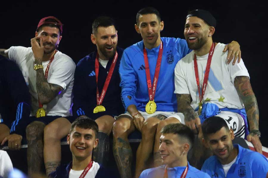 সাধারণ মানুষের সঙ্গে আনন্দে মাতেন মেসি-আলভারেজরাও। গানের তালে তালে শরীর দোলাতে দেখা যায় তাঁদেরও।