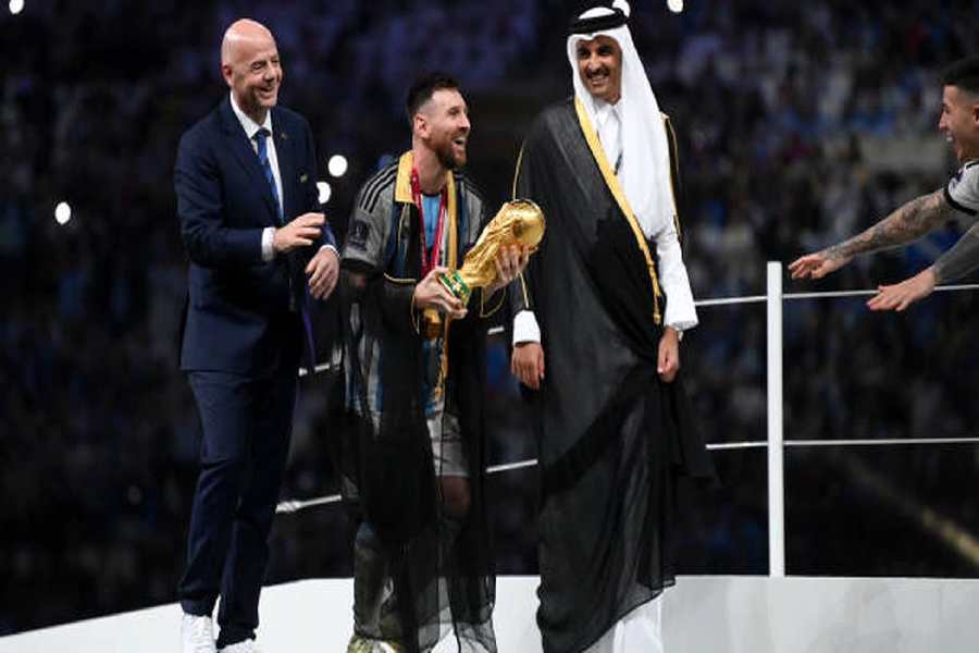 কাতারের রাজা লিয়োনেল মেসিকে পরিয়ে দিলেন কালো রঙের আলখাল্লা।