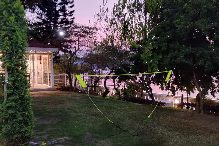 চাইলে ‘নিহার অন দি গ্যাঞ্জেস’-এ রাত্রিবাস করতে পারেন।