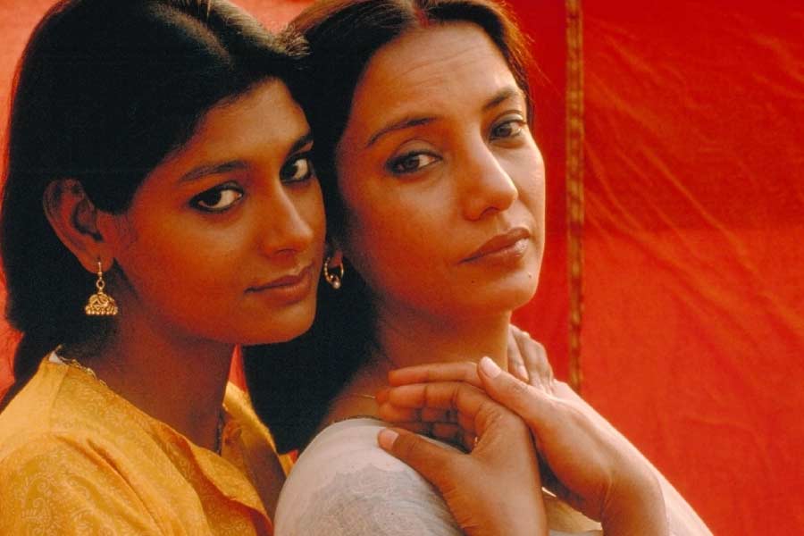 ছবি বয়কটের ইতিহাসে একেবারে শুরুর দিকে রয়েছে ‘ফায়ার’। দীপা মেহতা পরিচালিত ছবিটি বয়কটের ডাক দিয়েছিল শিবসেনা। দেশের বিভিন্ন প্রান্তে বিক্ষোভ দেখা গিয়েছিল। মুম্বইয়ে দু’টি প্রেক্ষাগৃহে বন্ধ করা হয়েছিল ছবির সম্প্রচার। শিবসেনার সঙ্গে বিক্ষোভে যোগ দিয়েছিলেন বেশ কিছু মহিলাও। তাঁদের দাবি ছিল, এ ভাবে আসলে ভারতীয় মহিলাদের মন নষ্ট করা হচ্ছে।