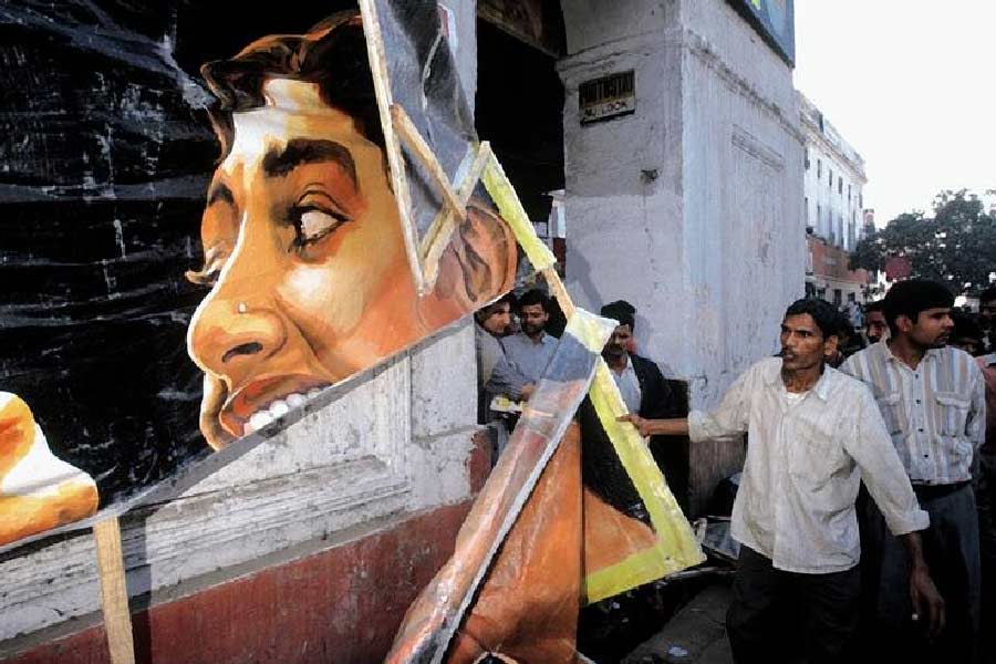 কী ছিল শাবানা আজমি আর নন্দিতা দাস অভিনীত সেই ছবির বিষয়? উত্তর, সমকামিতা। ছবিতে সমকামিতা দেখানোর কারণেই রোষের মুখে পড়েছিলেন পরিচালক। ছবির দুই মুখ্য চরিত্রের নাম ছিল রাধা আর সীতা, যাঁদের মধ্যে ছিল সমকামী সম্পর্ক। সেই নিয়েও তৈরি হয় বিতর্ক।