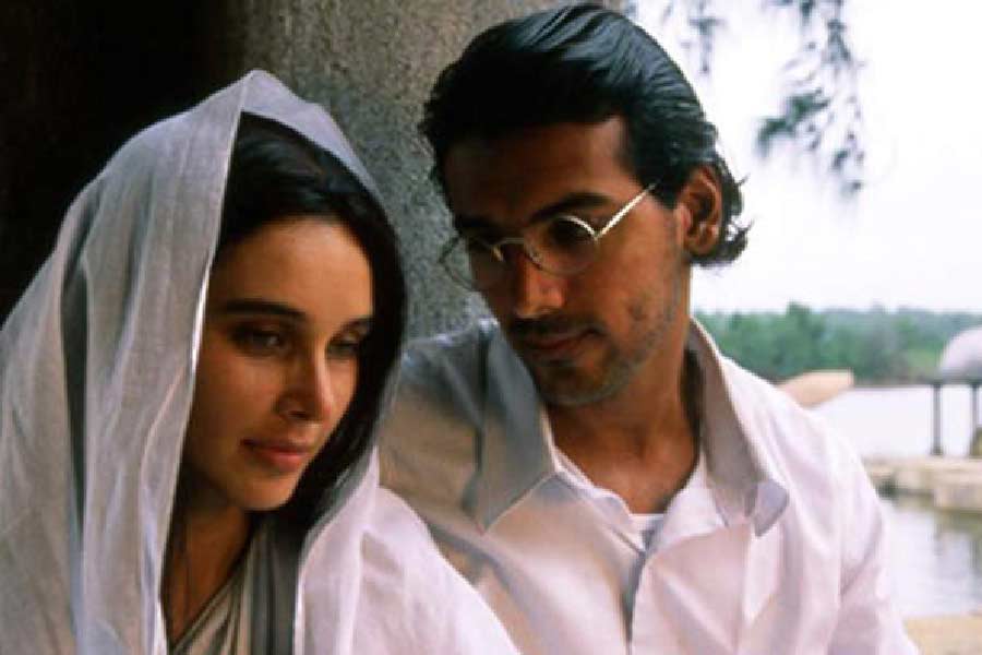 ছবিটি মুক্তি পায় ২০০৭ সালের মার্চে। বহু প্রেক্ষাগৃহ ছবিটি প্রদর্শনের সাহস দেখায়নি। যে সব প্রেক্ষাগৃহে ছবি মুক্তি পেয়েছিল, সেখানে হয়েছিল ভাঙচুর। কী এমন ছিল ‘ওয়াটার’ ছবিতে? ছবিতে হিন্দু বিধবাদের অবস্থা দেখানো হয়েছিল। সেখানে এক পুরোহিত বিধবাদের দেহব্যবসায় নামতে বাধ্য করতেন। শিবসেনার দাবি ছিল, দেশে এখন বিধবাদের অবস্থার অনেক পরিবর্তন হয়েছে।