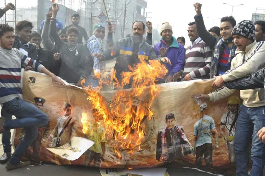 দেশের বিভিন্ন প্রান্তে ছবিটির বিরুদ্ধে এফআইআর দায়ের হয়। হিন্দুত্ববাদী সংগঠন বজরং দলের সদস্যরাও প্রেক্ষাগৃহে ওই ছবি দেখানো বন্ধের দাবি তোলেন। ছবির পোস্টার ছিঁড়ে ফেলেন।