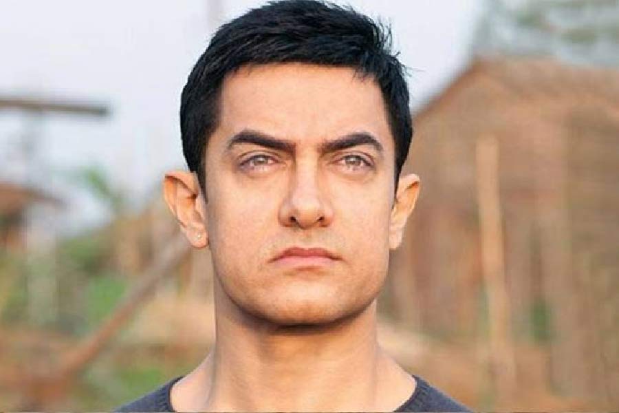 দেশে অসহিষ্ণুতা বাড়ছে বলে একটি সাক্ষাৎকারে মন্তব্য করেছিলেন আমির খান। জানিয়েছিলেন, তাঁর স্ত্রী দেশ ছাড়ার পরামর্শও দিয়েছিলেন। তুমুল সমালোচনার মুখে পড়েন তিনি। ২০১৬ সালের ৪ জুলাই আমিরের ‘দঙ্গল’ ছবির পোস্টার মুক্তি পায়। সঙ্গে সঙ্গে ছবি বয়কটের ডাক দেওয়া হয় সমাজমাধ্যমে। দেশের বিভিন্ন প্রান্তে আমিরের কুশপুতুল পোড়ানো হয়। 