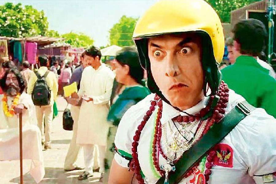 সমাজমাধ্যমে কেউ কেউ আমিরকে ‘সন্ত্রাসবাদের সমর্থক’ বলে অভিহিত করেন। মাতৃভূমিকে ‘অসহিষ্ণু’ বলার জন্য অভিনেতার সমালোচনা করেন। এও দাবি ওঠে, লস্কর জঙ্গিদের সঙ্গে যোগ রয়েছে আমিরের। দাবির সমর্থনে একটি ছবিও প্রকাশ করা হয়। সেই ছবির সত্যতা যাচাই করেনি আনন্দবাজার অনলাইন।