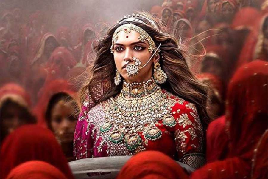 ইতিহাস বিকৃতির অভিযোগ ওঠে সঞ্জয় লীলা ভন্সালীর ছবি ‘পদ্মাবতী’-এর বিরুদ্ধে। ২০১৭ সালের ২৭ জানুয়ারি জয়পুরে ছবির সেটে ভাঙচুর চালায় রাজপুত করণী সেনা। দামি জিনিসপত্র ভাঙা হয়। পরিচালক সঞ্জয়ের জামাকাপড় ছিঁড়ে ফেলা হয়। করণী সেনার অভিযোগ ছিল, ছবিতে একটি দৃশ্য রয়েছে, যেখানে রানি পদ্মাবতীকে স্বপ্নে কামনা করছেন আলাউদ্দিন খিলজি। পদ্মাবতীর চরিত্রে ছিলেন দীপিকা পাড়ুকোন। আলাউদ্দিন খিলজির চরিত্রে অভিনয় করেছিলেন রণবীর সিংহ।