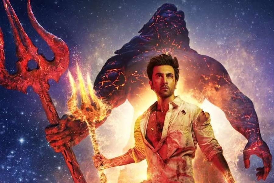 এক সাক্ষাৎকারে রণবীর সিংহ বলেছিলেন, তিনি গোমাংস খেতে পছন্দ করেন। সেই সাক্ষাৎকারকে হাতিয়ার করে ‘ব্রহ্মাস্ত্র’ ছবি বয়কটের ডাক দেওয়া হয়। বিজেপি শাসিত মধ্যপ্রদেশের এক মন্দিরে ছবি মুক্তির আগে যাওয়ার কথা ছিল আলিয়া এবং রণবীরের। বিক্ষোভের মুখে পড়ে মন্দির যাত্রা বাতিল করেন তাঁরা। 