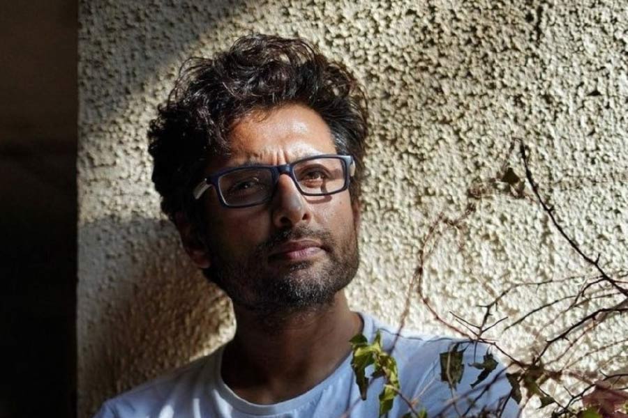 টলিউডে ইন্দ্রনীলের উপস্থিতি সাম্প্রতিককালে শুধুই গসিপের পাতায়। কিন্তু ইদানীং তাঁর নাম অন্য কারণে সকলের মুখে মুখে ঘুরছে।