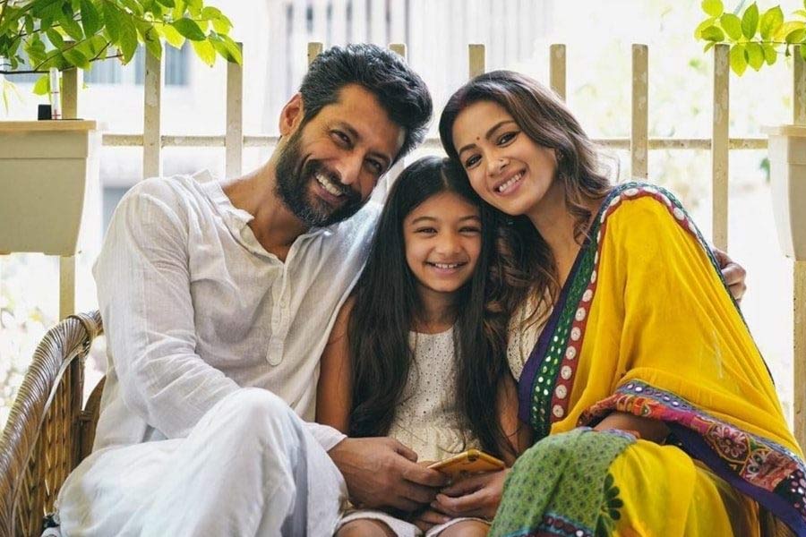 সপরিবার ইন্দ্রনীল সেনগুপ্ত।