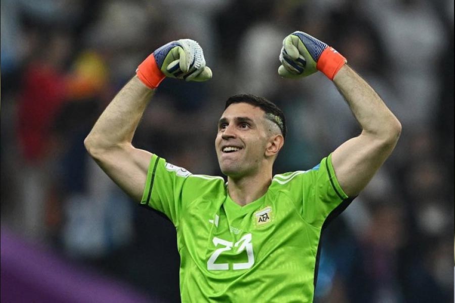 ৩০ বছরের যুবক মার্তিনসের পাগলামির নজির কিছু কম নেই। তাঁর মুকুটে ‘ম্যাড ম্যান’ নামের পালকটি হয়তো নতুন, তবে তার বহু দিন আগে থেকেই সেঁটে গিয়েছে আরও একটি নাম— দিবু। ১৬ বছরের মার্তিনেসের ওই নাম দিয়েছিলেন তাঁর কেরিয়ারের প্রথম ক্লাব ইন্ডিপেন্ডিয়েন্টের সতীর্থরা। ‘দিবু’ সেই সময়ের আর্জেন্টিনার এক জনপ্রিয় কার্টুন চরিত্র। তবে মার্তিনেসের কার্টুনের মতো হাবভাব কতটা প্রভাব ফেলতে পারে, তা ইন্ডিপেন্ডিয়েন্ট দেখেনি। দেখেছে কাতার বিশ্বকাপ।