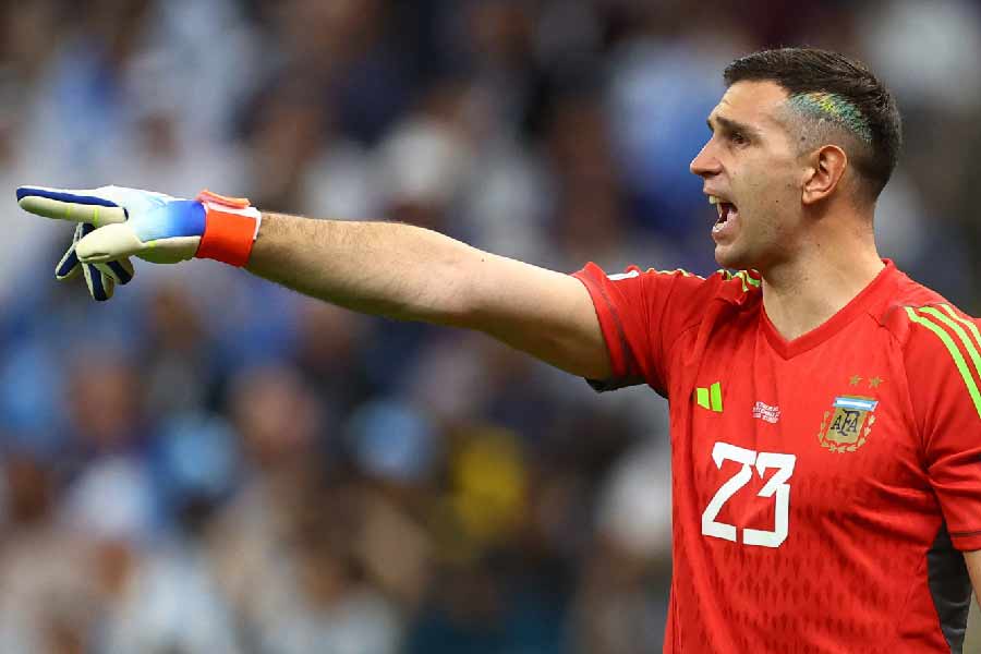 ম্যাডম্যান মার্তিনেসকে নিয়ে বিতর্কের শুরু ফিফা বিশ্বকাপের পুরস্কার বিতরণ মঞ্চে। তবে দিবু তাঁর চরিত্রে ঢুকে গিয়েছিলেন অনেক আগেই। নেদারল্যান্ডসের সঙ্গে কোয়ার্টার ফাইনালের পর সরাসরি আক্রমণ করেছিলেন রেফারিকে। লিওনেল মেসিও সে দিন রেফারিকে নিয়ে অভিযোগ করেছিলেন। কিন্তু সংযত ছিলেন। ইংলিশ প্রিমিয়ার লিগে অ্যাস্টন ভিলার হয়ে খেলা মার্তিনেস সে সব সৌজন্যের ধার ধারেননি।