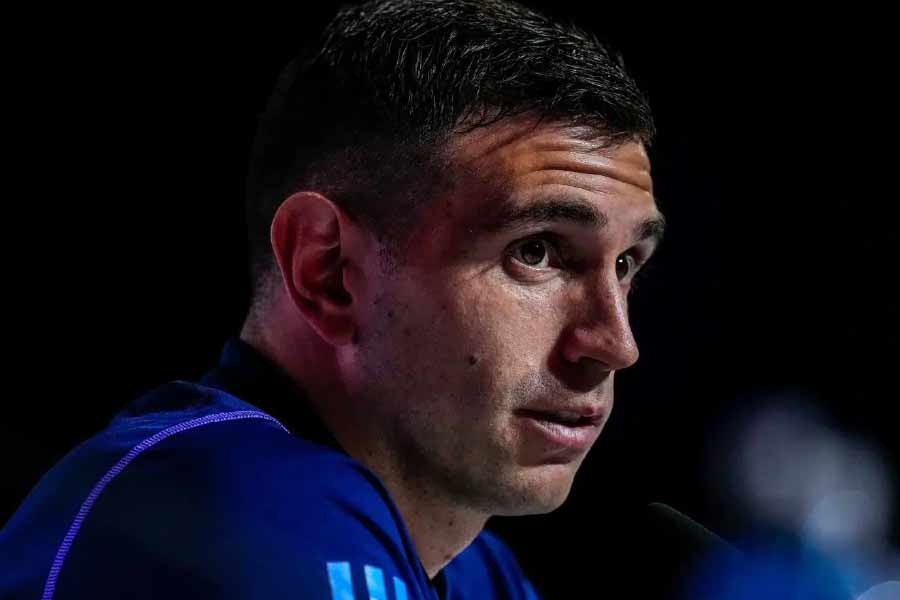 ম্যাচ শেষে তিনিও সাংবাদিকদের মুখোমুখি হন। প্রকাশ্যেই বলেন, ‘‘এই রেফারি কোনও কাজের নন। প্রথম থেকে শেষ পর্যন্ত ওঁর উদ্দেশ্য ছিল একটাই— নেদারল্যান্ডসকে জেতানো। ১০ মিনিট অতিরিক্ত সময় দেন। অকারণ ফ্রি-কিকও দেন। মনে হচ্ছিল পারলে উনি ম্যাচটাই তুলে দেবেন ওদের হাতে।’’