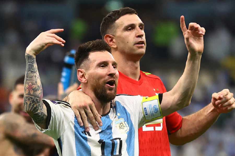 ম্যাচের পর আর্জেন্টিনাকে আক্রমণ করে অনেক কথা বলেছিলেন ডাচ কোচ। মেসি জবাব দেননি। মার্তিনেস অবশ্য চুপ করে থাকেননি। বলেছিলেন, ‘‘আমার মনে হয় এ বার ওর মুখটা বন্ধ রাখা উচিত।’’