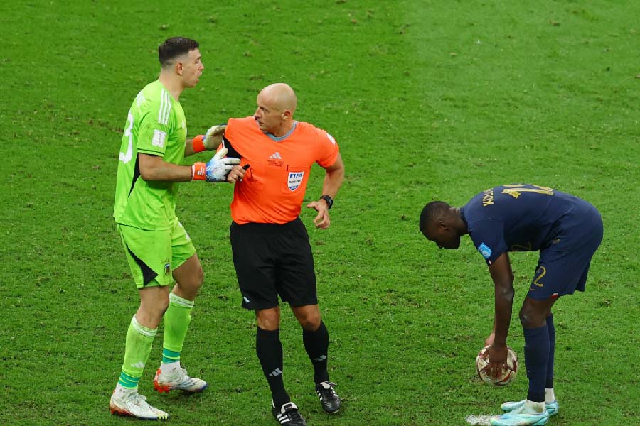 রবিবার রাতে কাতারের লুসাইল স্টেডিয়ামে মার্তিনেসের নাচ অনেকেই দেখে থাকবেন। সমাপ্তি অনুষ্ঠানে নোরা ফতেহির নাচের থেকে সেই নাচ কম আকর্ষণীয় ছিল না। শরীরটাকে অদ্ভুত ভাবে বাঁকিয়ে-চুরিয়ে গ্যালারিতে বসা সমর্থকদের দিকে এগিয়ে আসছিলেন দিবু। মুখেচোখে অবিশ্বাস, অথচ শরীরে উন্মাদনার ঢেউ। দু’গোলে এগিয়ে থেকে বিশ্বকাপ জয়ের দোরগোড়ায় যখন আর্জেন্টিনা পৌঁছে গিয়েছিল, একা মার্তিনেসই আগাম উদ্‌যাপন শুরু করে দিয়েছিলেন ।  