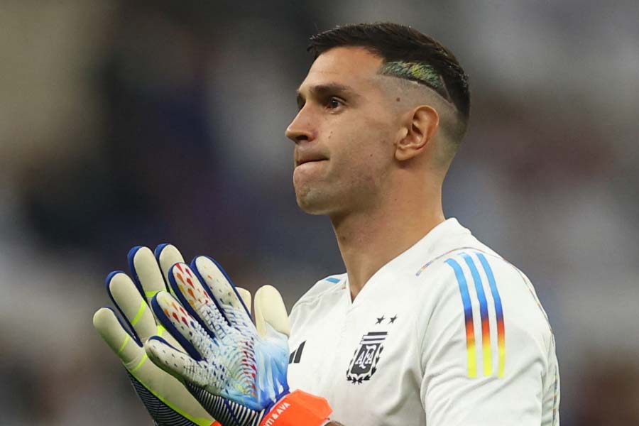 মার্তিনেসের এমন চাপ তৈরির উদাহরণ আরও আছে। কোপার সেমি ফাইনালেও আর্জেন্টিনা বনাম কলম্বিয়ার খেলা টাইব্রেকারে গিয়েছিল। গোলপোস্টের সামনে দাঁড়ানো কলম্বিয়ার তারকা ইয়েরি মিনাকে বলতে শোনা গিয়েছিল, ‘‘দেখে মনে হচ্ছে খুব ভয় পেয়েছ।’’  