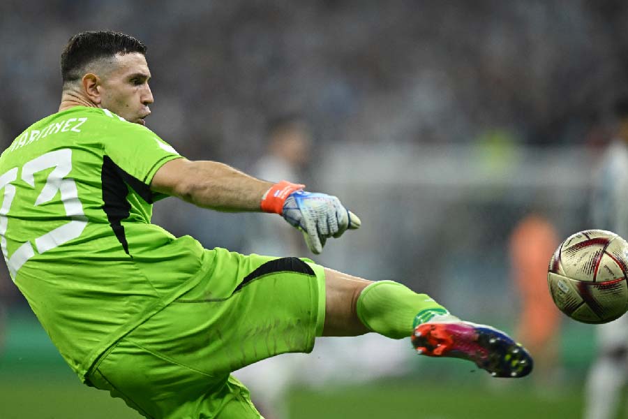 আর্জেন্টাইন গোলরক্ষকের এই বেপরোয়া আত্মবিশ্বাসই সমর্থকদের প্রিয়। অনেকটা ‘কিং কং’-এর বুক বাজানোর মতো বিপক্ষকে কাবু করে লাফান তিনি। আবার গোল খেয়ে হাসেন। এই অদ্ভুত মেজাজের কাছেই বিশ্বকাপে একের পর এক কাত হয়েছে ক্রোয়েশিয়া, নেদারল্যান্ডস, ফ্রান্স। এমনকি কোপায় যুযুধান প্রতিপক্ষ ব্রাজিলও। মেসি তখনই বলেছিলেন এই মার্তিনেস অসাধারণ। এক বিস্ময় বালক। এই মার্তিনেস দেশের জন্য বিশ্বকাপ এনেই ছাড়বে। সেই ভবিষ্যদ্বাণী মিলেছে।