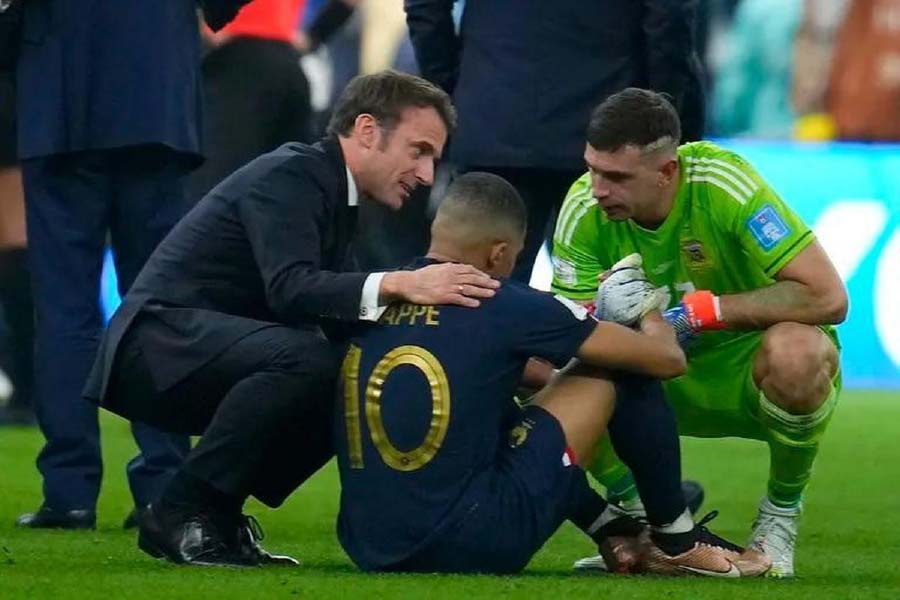 আর্জেন্টিনার বিশ্বকাপ জয়ের পর মার্তিনেসের সঙ্গে ফ্রান্সের তারকা কিলিয়ান এমবাপের একটি মুহূর্ত ইন্টারনেটে ভাইরাল হয়েছে। সেখানে দেখা যাচ্ছে হতাশ হয়ে মাঠে বসে থাকা এমবাপেকে সান্তনা দিচ্ছেন ফ্রান্সের প্রেসিডেন্ট ইম্যানুয়েল মাকরঁ। হঠাৎ সবুজ জার্সি পরে মার্তিনেস হাজির হলেন সেখানে। এই পর্যন্ত দেখে যখন দর্শকের মনে কী হবে কী হবে ভাব, তখন মার্তিনেস তাঁর লম্বা চেহরাটা ঝুঁকিয়ে দিলেন এমবাপের কাছে। বাড়িয়ে দিলেন ডান হাতটি।