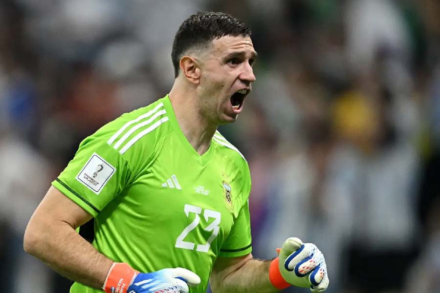 এমবাপে কিছুটা অবাক, কিছুটা নিস্পৃহ ভাবে সেই হাত ধরেন। এর পরেই মার্তিনেস ঝাঁকাতে শুরু করেন এমবাপের হাত। কয়েক সেকেন্ড ও ভাবেই হাত ঝাঁকানোর পরে ফরাসি তারকার কাঁধে হাত রেখে এগিয়ে যান মার্তিনেস।