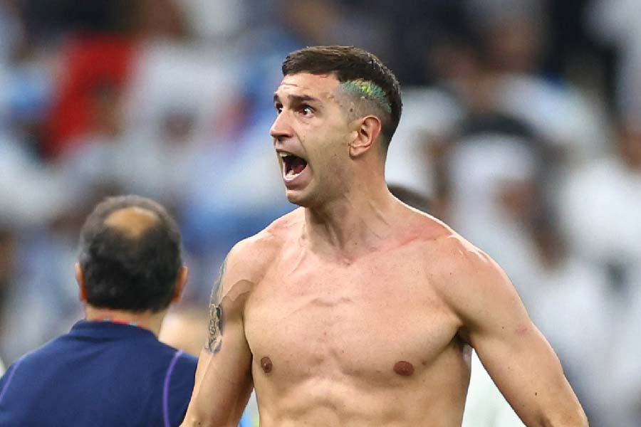 এই বিশ্বকাপেরই আরও একটি ভিডিয়োর কথা না বললেই নয়। সেটা ছিল কাপ নিয়ে ফেরার পর আর্জেন্টিনার সাজঘর। সেখানেও রয়েছেন আগের ভিডিয়োর দুই মূল চরিত্র। তবে এক জনকে দেখা যাচ্ছে, আর এক জনকে দেখা যাচ্ছে না।