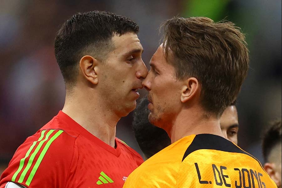 কাঁধে হাত দিয়ে রেলগাড়ি চালাচ্ছিলেন আর্জেন্টিনার ফুটবলাররা। আলভারেজ, ডি-মারিয়া, মার্তিনেস, মেসি সবাই ছিলেন। হঠাৎ একটা হুইসলের শব্দ। ‘‘শ্শশশশশশশ...’’ বলে উঠলেন মার্তিনেস। তার পর বললেন, ‘‘এক মুহূর্তের নৈঃশব্দ্য প্রয়াত এমবাপের জন্য।’’ তার পরেই একগাল হেসে আবার শুরু হল সেলিব্রেশন। নিছকই ‘মজা’। তবে এমন মজা করা বোধ হয় ‘ম্যাডম্যান’ মার্তিনেসের পক্ষেই সম্ভব।