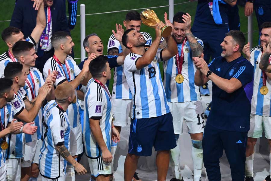 প্রিয় দিবুকে নিয়ে সাক্ষাৎকারে প্রশংসায় ভরিয়ে দিয়েছেন আর্জেন্টিনার প্রাক্তন স্ট্রাইকার সের্জিয়ো আগুয়েরো। তিনি বলেছেন, ‘‘আমরা ওকে ম্যাডম্যান বলি। তবে মার্তিনেসের ব্যাপারে আমাকে সবচেয়ে বিস্মিত করে ওর টিমের সঙ্গে মিশে থাকা। সাধারণত গোলকিপাররা আলাদা প্রশিক্ষণ নেয়। ফলে দলের বাকিদের সঙ্গে খুব একটা যোগাযোগ থাকে না। নিজেদের জগতে বাস করে ওরা। কিন্তু দিবু যখন আমাদের কাছে এল, আমরা তখনই বুঝে গিয়েছিলাম ও আদ্যন্ত পাগল। তবে ভাল, মজার পাগল। আমাদের প্রিয় পাগল।’’