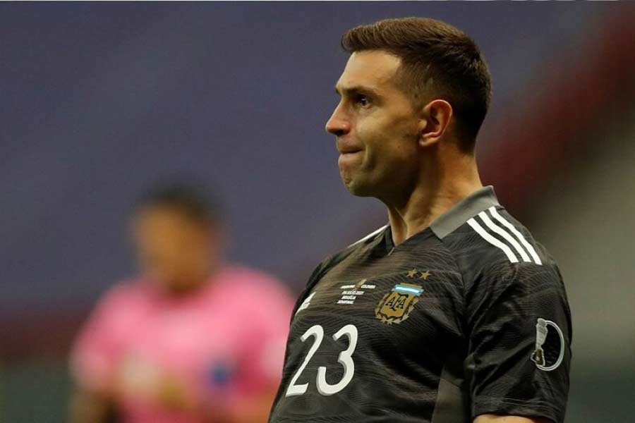 তবে মার্তিনেসের পাগলামি নিয়ে যে যা-ই বলুন, আর্জেন্টিনার কোচ লিওনেল স্কালোনি একটি অন্য দিক প্রকাশ করেছেন। তিনি বলেছেন, ‘‘মাঠে বা বা মাঠের বাইরে মার্তিনেস যা-ই করুক, ও দলকে একটা বাড়তি নিরাপত্তা দেয়। এটা আমার কাছে অত্যন্ত গুরুত্বপূর্ণ। মেসিরা জানে ও গোলটা সামলে নেবে। তাই ওরাও চাপমুক্ত হয়ে সেরা খেলাটা খেলতে পারে।’’’