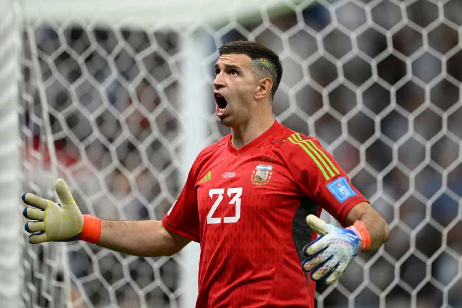 আগুয়েরো স্মৃতিচারণ করেছেন, ‘‘প্র্যাকটিসে যখন আমরা পেনাল্টি মারি ও সমানে আমাদের উপর চিৎকার করে যায়। হয়তো শট নিতে আসা ফুটবলারকে আচমকাই বলে উঠল ‘কাম অন কিক মি...’।’’