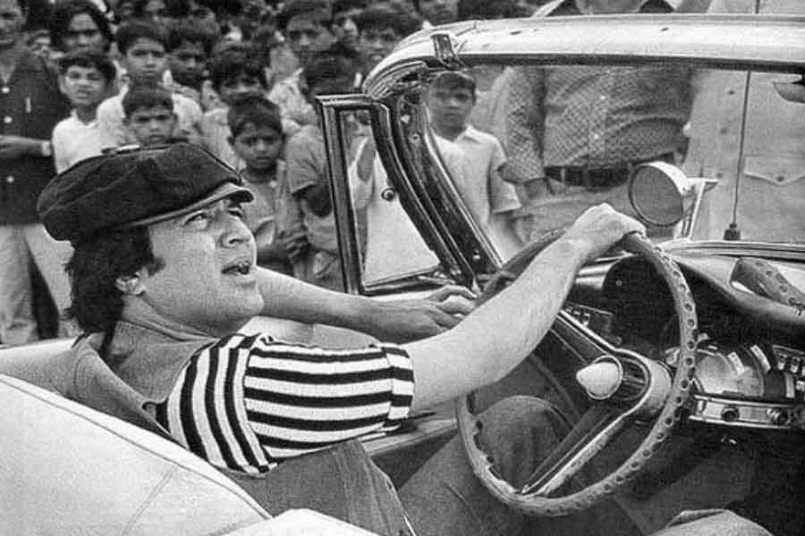 অঞ্জুর বাড়ির সামনে প্রায় প্রতি দিন রাজেশের গাড়ি দাঁড়িয়ে থাকতে দেখা যেত। বলিপাড়ায় জানাজানি হয়ে যাওয়ায় তাঁরা জনসমক্ষে তাঁদের সম্পর্কের কথা স্বীকার করে নিয়েছিলেন। সব জায়গায় একসঙ্গে দেখা যেতে লাগল রাজেশ-অঞ্জুকে।