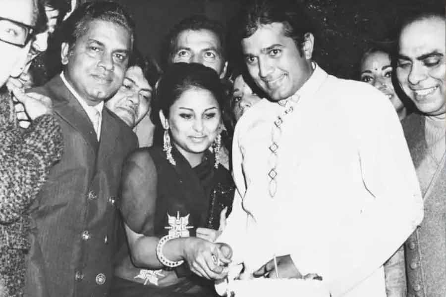 অঞ্জুকে বিয়ের জন্য প্রস্তাবও দিয়েছিলেন রাজেশ। সমস্যার সূত্রপাত সেখান থেকেই। বার বার রাজেশের প্রস্তাব নাকচ করে দিচ্ছিলেন অঞ্জু। কেরিয়ারে প্রভাব পড়বে বলে বিয়ে করতে চাইছিলেন না তিনি। 