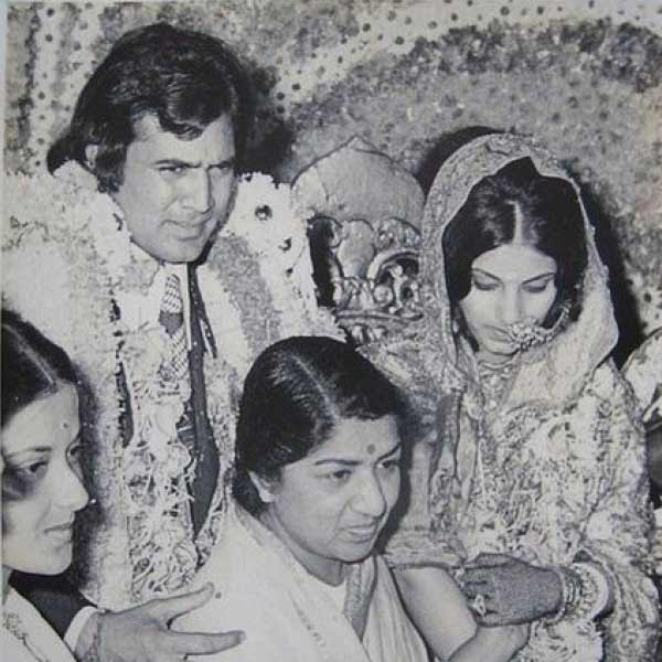 অন্য দিকে অভিনেতার বাড়ি থেকে বিয়ের জন্য জোর করা হচ্ছিল। ১৯৭৩ সালে অভিনেত্রী ডিম্পল কাপাডিয়ার সঙ্গে বিবাহবন্ধনে আবদ্ধ হন রাজেশ। এমনকি, বিয়ের সময় ইচ্ছে করে অঞ্জুর বাড়ির সামনে দিয়ে বরযাত্রী নিয়ে গিয়েছিলেন রাজেশ।