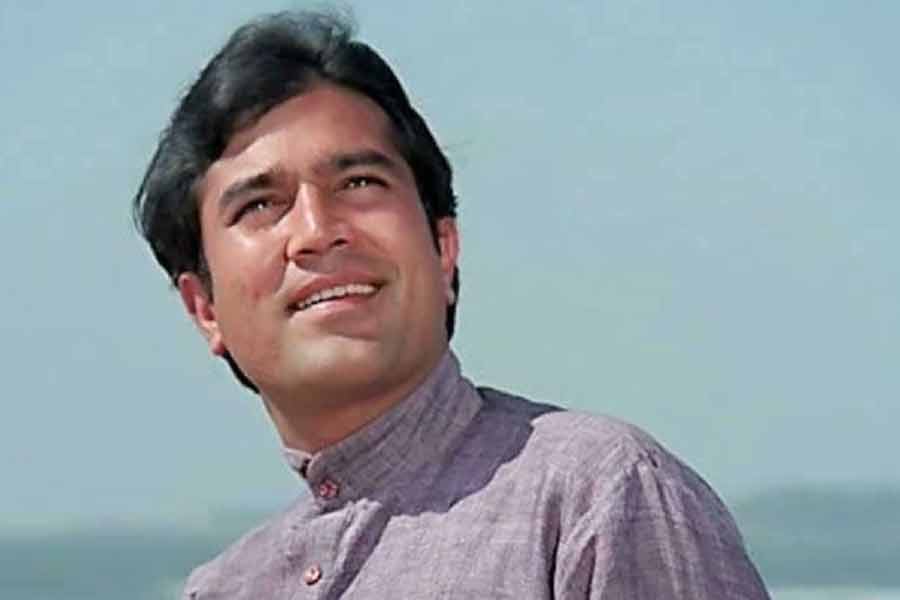 অঞ্জুর মন্তব্য, রাজেশের চিন্তাভাবনা অদ্ভুত রকমের ছিল। রাজেশ আধুনিক পোশাক-পরা নারীদের সঙ্গে মিশতেন। তাঁদের প্রশংসাও করতেন তিনি। কিন্তু অঞ্জু ওই ধরনের পোশাক পরলেই আপত্তি জানাতেন রাজেশ। অঞ্জু যদি তার পরিবর্তে শাড়ি পরতেন, তাতেও তাঁর উপর রেগে যেতেন রাজেশ। অঞ্জুর দাবি, রাজেশের সঙ্গে দিনের পর দিন থাকা তাঁর পক্ষে কঠিন হয়ে উঠছিল।