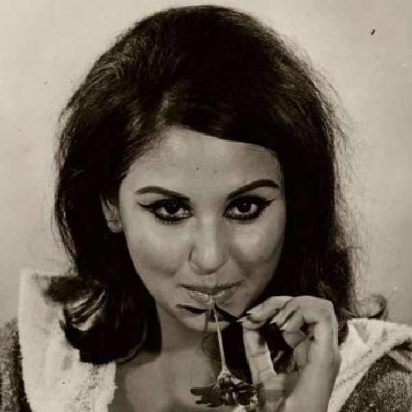 কিন্তু অঞ্জু জানিয়েছিলেন, রাজেশের ছবি যখন ফ্লপ হচ্ছিল, তখন তিনি অঞ্জুর প্রতি সেই হতাশা প্রকাশ করতেন। রাজেশের চারপাশে সারাক্ষণ এমন লোকজনের ঘোরাফেরা চলত, যাঁরা দিনরাত অভিনেতাকে তোষামোদ করে চলতেন। রাজেশ কখনও অঞ্জুর সঙ্গে একান্তে সময় কাটাতেন না বলে অভিযোগ করেছিলেন অঞ্জু।