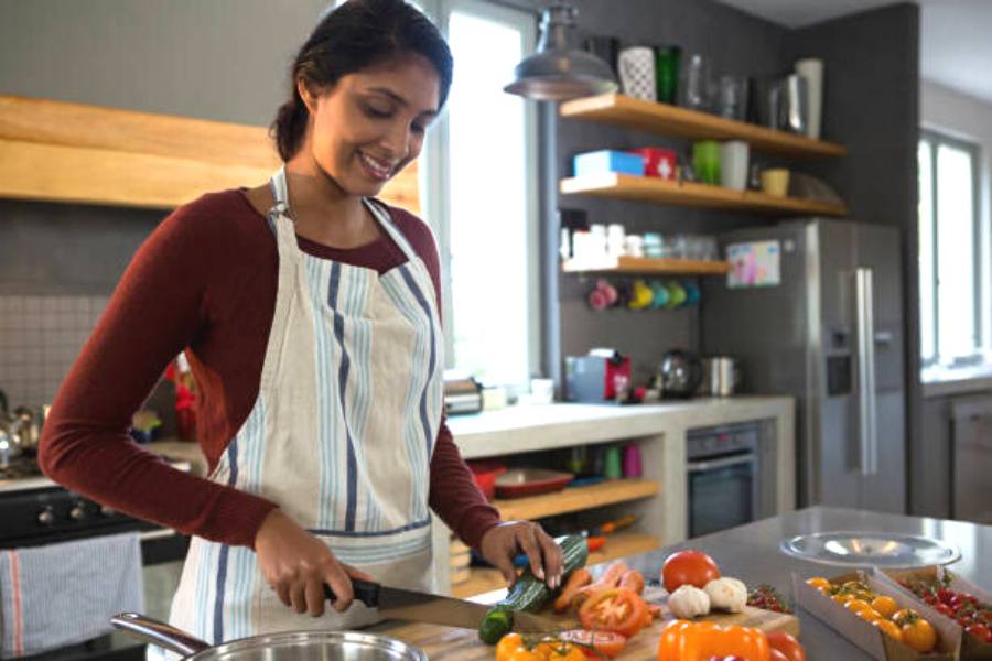 প্রথমে নিজস্ব এলাকার মধ্যে শুধু মাত্র সকাল বা দুপুরের খাবার বাড়িতে পৌঁছে দেওয়ার ব্যবস্থা করলেন। এর পর ধীরে ধীরে ব্যবসা বাড়তে শুরু করলে বিভিন্ন ডেলিভারি অ্যাপের সঙ্গে যোগাযোগ করে বড় আকারে হোম ডেলিভারির ব্যবসা করতে পারেন।