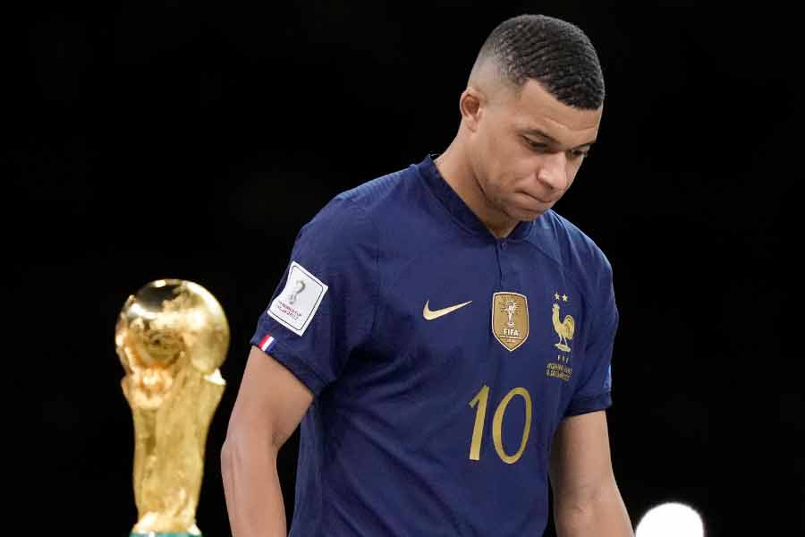 অন্য দিকে, এমবাপে সবে ২৩ পেরিয়ে পা দিয়েছেন ২৪ বছরে। তাঁর সামনে অনেকটা সময় পড়ে। এখনও অনেকগুলি বিশ্বকাপে তিনি ফ্রান্সের জার্সি গায়ে আগুন ঝরাতে পারবেন। বিশ্বকাপ জেতার আরও অনেক সুযোগ পাবেন এমবাপে।