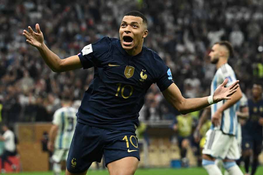 ২৩ বছর বয়সে মেসির কেরিয়ারের দিকে চোখ রাখলে দেখা যায়, সেই সময়ে তিনি মোট ২৬৯টি ম্যাচ খেলেছেন। এমবাপে ওই একই সময়ের মধ্যে খেলে ফেলেছেন ৩০৩টি ম্যাচ।