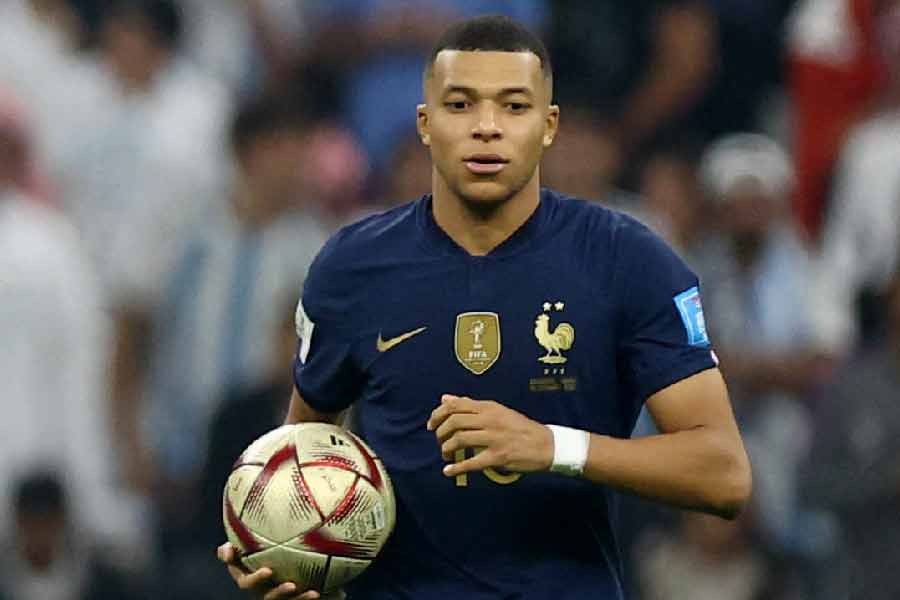 গোলের ঠিকানা লেখা পাসের ক্ষেত্রেও ২৩ বছরের এমবাপে কিছুটা এগিয়ে আছেন ২৩ বছরের মেসির থেকে। এমবাপের অ্যাসিস্ট সংখ্যা ১১১। ২৩ বছরে মেসির নামের পাশে ছিল ৮২টি অ্যাসিস্ট।