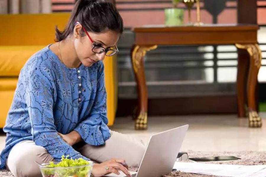 সমাজমাধ্যমে কনটেন্ট রাইটিং সংক্রান্ত বহু সংস্থায় বাড়ি থেকে কাজ করার জন্য কর্মী নিয়োগ করা হয়। সেই সংস্থাগুলির নিজস্ব ওয়েবসাইট থেকে রিক্রুটমেন্টে গিয়ে আবেদন করে শুরু করা যেতে পারে কনটেন্ট রাইটিং এর কাজ। 