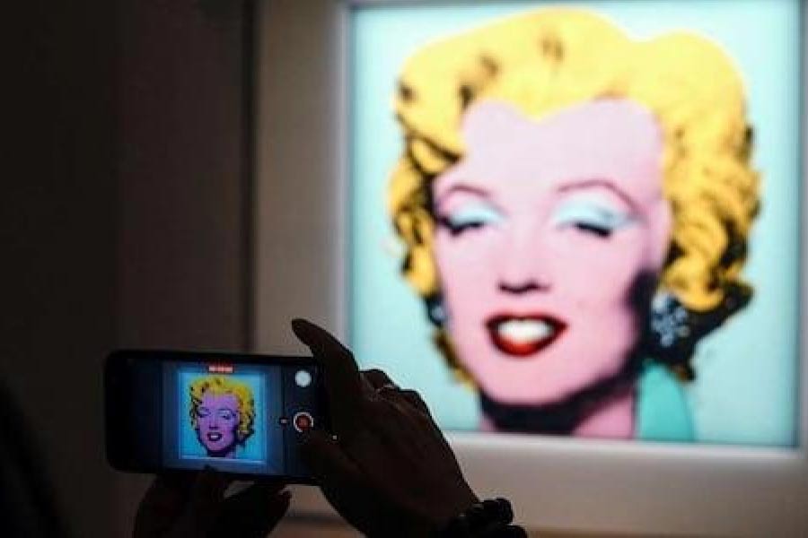 মেরিলিন মনরোর মৃত্যুর পর ৬০ বছর পেরিয়ে গিয়েছে। তবু তাঁর মোহ বা আবেদনে এতটুকু ভাটা পড়েনি। চলতি বছর তাঁর একটি পোর্ট্রেট যে দামে বিকিয়েছে, শুনলে বিস্মিত হতে হয়। ‘শট সেজ ব্লু মেরিলিন’ ছবিটি বিক্রি হয়েছে ১৯৫ মিলিয়ন ডলারে। ভারতীয় মুদ্রায় যা প্রায় ১ হাজার ৬১৪ কোটি টাকা! 