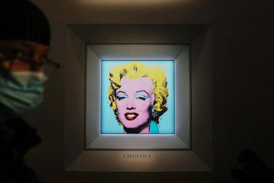 নিউ ইয়র্কের ক্রিস্টির অকশন হাউসে ছবিটি নিলাম হয়েছে। এর আগে এই অকশন হাউসে এত দামে বিশ শতকের কোনও জিনিস বিক্রি হয়নি। ছবিতে সোনালি চুলের মেরিলিনের চোখের পাতায় নীল রঙের আইশ্যাডো। প্রেক্ষাপটও নীল। সে কারণেই ছবির নাম ‘শট সেজ ব্লু মেরিলিন’!