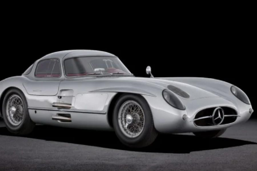 এ বছরই ১৯৫৫ সালের একটি মার্সিডিজ গাড়ি বিক্রি হয়েছে ১৪৩ মিলিয়ন ডলারে। ভারতীয় মুদ্রায় যার দাম প্রায় ১ হাজার ১৮৩ কোটি ৬৫ লক্ষ ৩৮ হাজার ৫৭১ টাকা! এখনও পর্যন্ত এটাই পৃথিবীর সব থেকে দামি গাড়ি! 