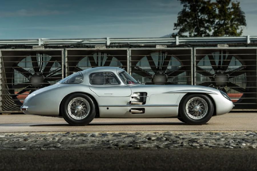 জার্মানির মার্সিডিজ বেঞ্জ জাদুঘরে হয়েছিল এই নিলাম। আয়োজক বিখ্যাত নিলাম সংস্থা আরএম সদবি। নিলামের শুরুতেই ৫০ মিলিয়ন পাউন্ড দর হাঁকা হয়। ভারতীয় মুদ্রায় যা ৪৩৯ কোটি ৯ লক্ষ টাকারও বেশি। এটাও রেকর্ড।