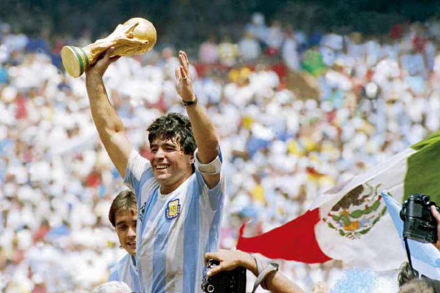 মারাদোনার সেই ঘামে ভেজা জার্সি বিক্রি হয়েছে ৮.৯৫ মিলিয়ন ডলারে। ভারতীয় মুদ্রায় যা প্রায় ৭৩ কোটি ৮৫ লক্ষ ৪৯ হাজার ৫২৫ টাকা। এর আগে কোনও ফুটবলারের কোনও জিনিস বা ফুটবল খেলার কোনও সামগ্রী এত দামে বিক্রি হয়নি।