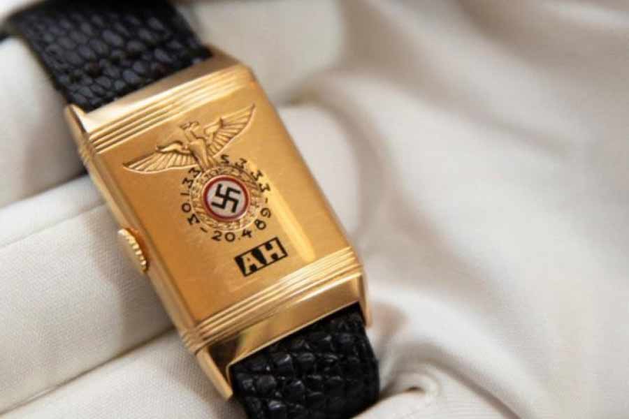 মনে করা হয়েছিল, ২০ থেকে ৪০ লক্ষ ডলারে বিক্রি হবে সেই ঘড়ি। যদিও শেষ পর্যন্ত ঘড়িটি বিক্রি হয়েছিল ১১ লক্ষ ডলারে। ভারতীয় মুদ্রায় যা প্রায় ৯ কোটি ৯ লক্ষ ৩০ হাজার টাকা। ঘড়িটির মালিক কে ছিলেন? অ্যাডল্ফ হিটলার। 